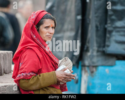 Porträt einer Rajasthani Frau in Ranthambore. Rajasthani Menschen sind als einige der schillerndsten Menschen in Indien bekannt. Stockfoto