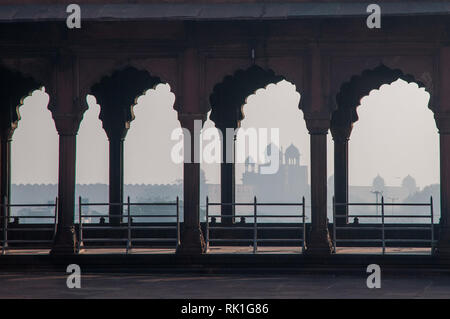 Jama Masjid Moschee in der Altstadt von Dehli. Die Moschee wurde im Jahre 1656 fertiggestellt und ist das wichtigste von allen Moscheen aus der Mughal Reiches. Stockfoto