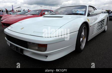 Dreiviertel Frontansicht eines weißen, 1990-er Ferrari Testarossa, ausgestellt in der Autoklubzone des Silverstone Classic 2017 Stockfoto