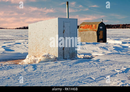 Das Eisfischen Hütten schmelzen' auf dem Eis entlang den Ufern von Prince Edward Island, Kanada. Stockfoto