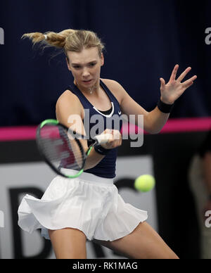 Großbritanniens Katie Boulter in Aktion gegen die Ungarn Dalma Galfi am Tag drei der Fed Cup an der Universität Bath. Stockfoto