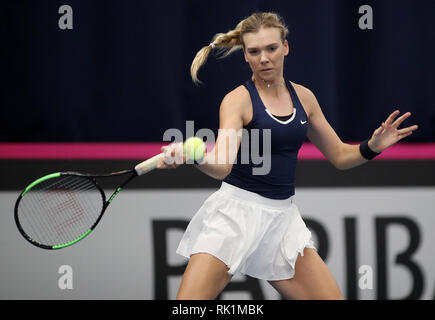 Großbritanniens Katie Boulter in Aktion gegen die Ungarn Dalma Galfi am Tag drei der Fed Cup an der Universität Bath. Stockfoto