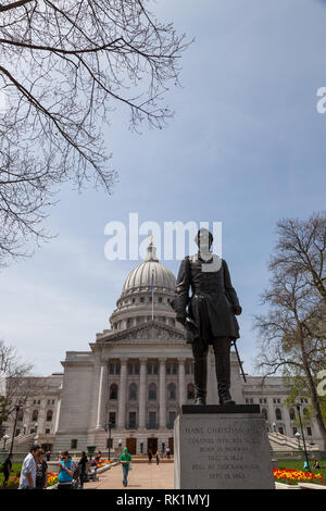 MADISON, WISCONSIN - 10. Mai 2014: Eine Statue memorializing ist Oberst Hans Christian Heg Platz am östlichen Eingang in die Hauptstadt Gebäude in Madison Stockfoto