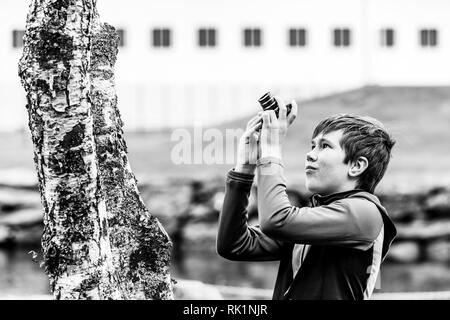 Ehrliches Porträt der junge Baum fotografieren mit Digitalkamera, Schwarz/Weiß-Bild Stockfoto