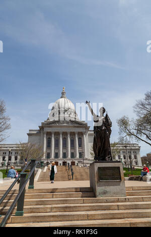 MADISON, WISCONSIN - 10. Mai 2014: Eine Statue für Gedenkstätte der Wisconsin Frauen vor dem westlichen Eingang des Capital Building in Madison, Stockfoto