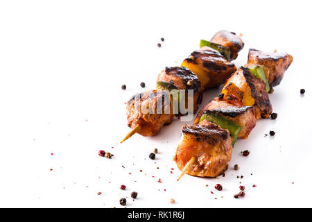 Hühnchen Shish Kebab mit Gemüse auf weißem Hintergrund Stockfoto