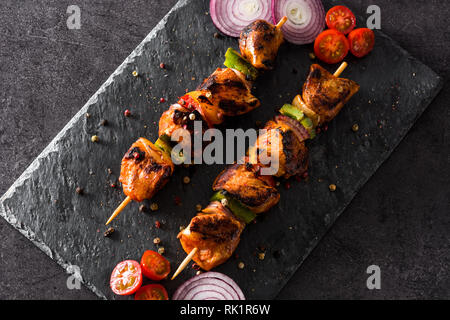 Hühnchen Shish Kebab mit Gemüse auf schwarzen Stein Stockfoto