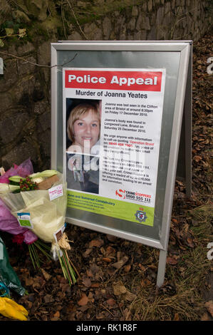 Joanna Yeates Mord in Clifton, Bristol, Großbritannien im Jahr 2010. Der Standort, an dem die Leiche gefunden wurde, mit einem Foto links mit Blumen und eine Inschrift auf Stockfoto