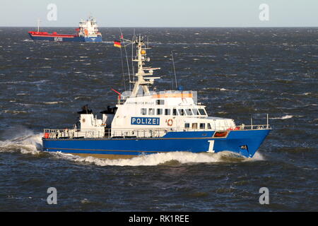 Die Polizei Schiff Bürgermeister Brauer Patrouillen am 2. Januar 2019 auf der Elbe auf der Höhe von Cuxhaven. Stockfoto