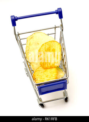 Kartoffelchips in einem kleinen Warenkorb auf weißem Hintergrund, Bild Stockfoto
