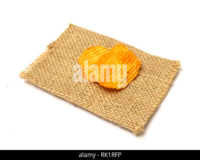 Kartoffelchips gewürzt mit Hot Chili Pepper auf kleinen Jute Tasche Bild Stockfoto