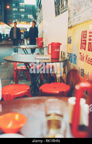 Dai pai dong Street Food in der Temple Street, Yaumatei Stockfoto