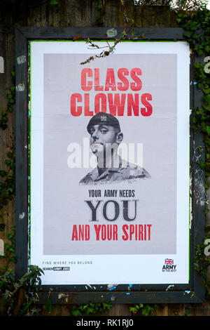 Britische Armee Rekrutierung poster' Klasse Clowns ihre Armee braucht Sie und Ihr Geist' auf dem Display an der Cardiff University Campus Wales UK KATHY DEWITT Stockfoto