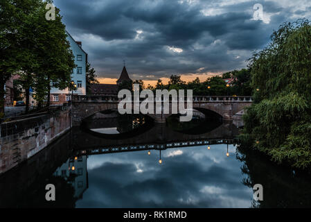 Neurenberg, Bayern/Deutschland - 07. 26. 2018: Touristen anzeigen Altstadt vom Max Bridge bei Nacht Stockfoto