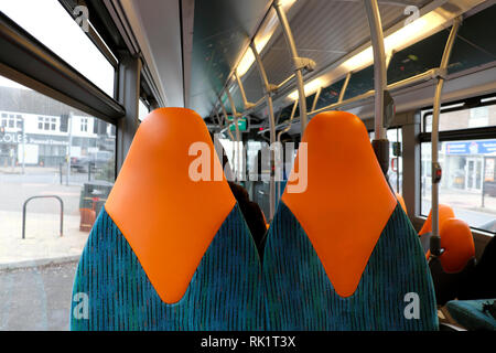 Kopfstütze und Polsterung Sitz innen Öffentliche Verkehrsmittel Bus von Cardiff in Wales, UK KATHY DEWITT Stockfoto