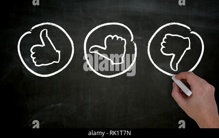 Wie Daumen sind von Hand mit Kreide auf die Tafel gemalt. Stockfoto