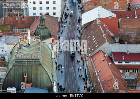 - ZAGREB City Tram und Fußgänger in einer Einkaufsstraße im Zentrum von 360 Grad Observation Deck gesehen neben dem Hauptplatz. Stockfoto