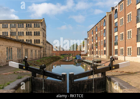 Die wiederhergestellten Stroudwater Canal und Öle Mühlen Brücke durch Ebley Mühlen, Stroud, England läuft Stockfoto