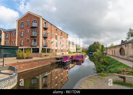 Die wiederhergestellten Stroudwater Kanal durch Ebley Mühlen, Stroud, England läuft Stockfoto