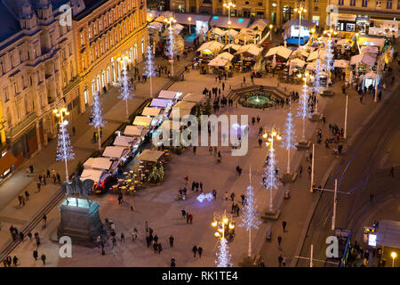 ZAGREB - Die Stadt Hauptplatz mit der Statue von Ban Josip Jelačić und der Weihnachtsmarkt von der 360 Grad Observation Deck gesehen. Stockfoto