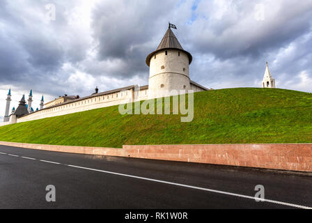 Kazan, Russland - 10. Juni 2018: Blick auf die Kasaner Kreml und Kul Sharif Moschee im Sommer, Republik Tatarstan Stockfoto