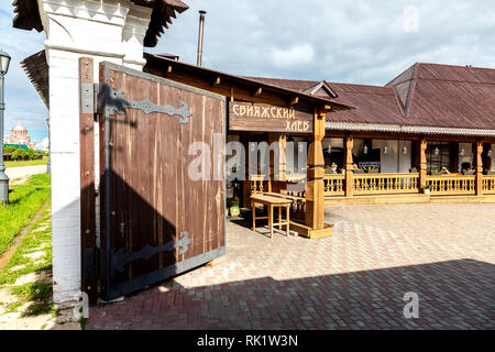 Swjaschsk, Tatarstan, Russland - 11. Juni 2018: Die traditionelle russische Bäckerei und ein Restaurant im traditionellen Stil. Text in Russisch: swjaschsk Brot Stockfoto