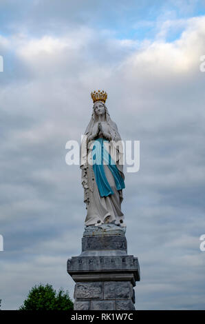 Lourdes, Frankreich; August 2013: Statue Unserer Lieben Frau von der Unbefleckten Empfängnis. Lourdes, Frankreich, wichtigen Ort der katholischen Pilgerfahrt