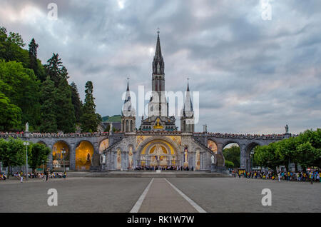 Lourdes, Frankreich; August 2013: Pilgern die Teilnahme an La Prozession Mariale Aux Flambeaux oder der Fackelzug marianischen Prozession in Lourdes. Die torchlig