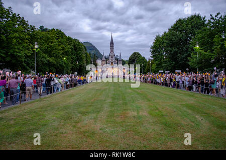 Lourdes, Frankreich; August 2013: Pilgern die Teilnahme an La Prozession Mariale Aux Flambeaux oder der Fackelzug marianischen Prozession in Lourdes. Die torchlig Stockfoto