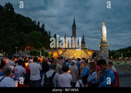 Lourdes, Frankreich; August 2013: Pilgern die Teilnahme an La Prozession Mariale Aux Flambeaux oder der Fackelzug marianischen Prozession in Lourdes. Die torchlig