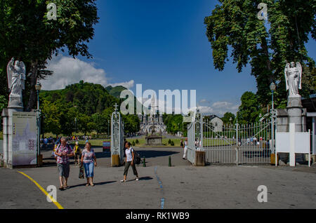 Lourdes, Frankreich; August 2013: Touristen zu Fuß vor der Kathedrale des Heiligtums von Lourdes, Frankreich