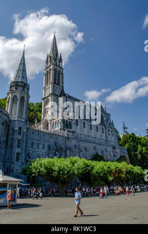 Lourdes, Frankreich; August 2013: Pilger im Heiligtum Unserer Lieben Frau von Lourdes in Lourdes