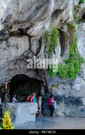 Lourdes, Frankreich; August 2013: die Grotte in Lourdes, Frankreich, wo Bernadette Soubirous sah eine Vision der Jungfrau Maria in einer Höhle in der Nähe von Massabielle genannt Stockfoto