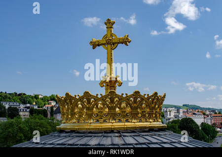 Lourdes, Frankreich; August 2013: Blick auf das christliche Kreuz in der Wallfahrtskirche Unserer Lieben Frau von Lourdes