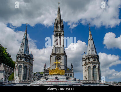Lourdes, Frankreich; August 2013: Verschiedene Details des Heiligtums von Lourdes in Frankreich