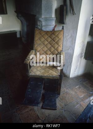 SILLA ARTICULADA IDEADA POR EL ARZT MATHYSIO EN EL PALACIO DE CARLOS V-S XVI. Lage: Monasterio. CACERES. Spanien. Stockfoto