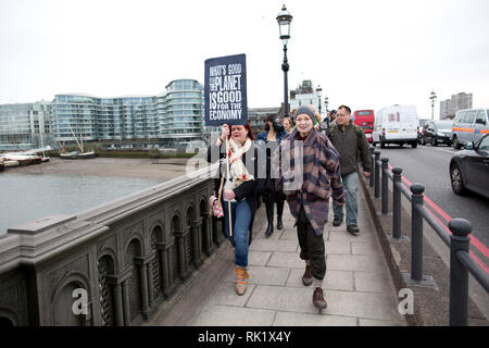 Vivienne Westwood schließt sich Aktivisten auf einer Demonstration zum protest gegen geplante Fracking-Standorte in Großbritannien. London. 19.03.2014 Stockfoto