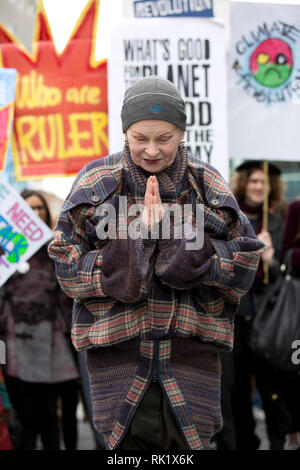 Vivienne Westwood schließt sich Aktivisten auf einer Demonstration zum protest gegen geplante Fracking-Standorte in Großbritannien. London. 19.03.2014 Stockfoto