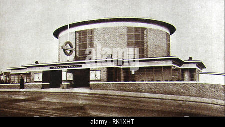 Eine Werbung Foto von Arnos Grove Bahnhof, Enfield, London UK, wie es 1933 gleich nach dem Öffnen von London Passenger Transport Board war. Jetzt allgemein als Arnos GroveTube Station bekannt. Es öffnete am 19. September 1932 als die nördlichste Station auf den ersten Abschnitt der Piccadilly Line Extension und Zunächst hatte ein Polizist (Oder Bobby) immer im Dienst andc Eine quadratische Uhr am Eingang (siehe Bild) Stockfoto