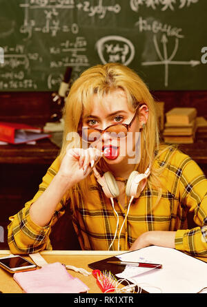 Mentor muss Liebe für, wie er arbeitet. Studierende Studium und Prüfung Lektion vom Lehrer im Unterricht an der Universität. Moderne Lehrer hipster Stockfoto