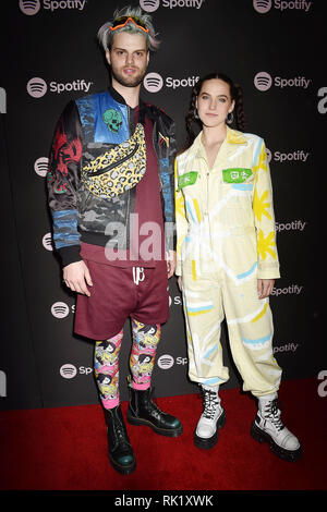 LOS ANGELES, Ca - 07 Februar: Tucker Halpern (L) und Sophie Hawley-Weld von Sofie Tukker Spotify's Bester neuer Künstler Party im Hammer Museum o Teilnehmen Stockfoto