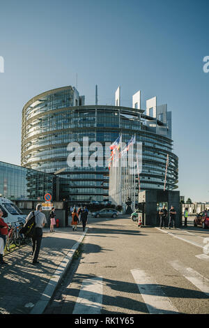 Straßburg, Frankreich - 12.September 2018: Vertikale Bild von Menschen, die in den frühen Morgenstunden des Europäischen Parlaments in Straßburg zu arbeiten Stockfoto