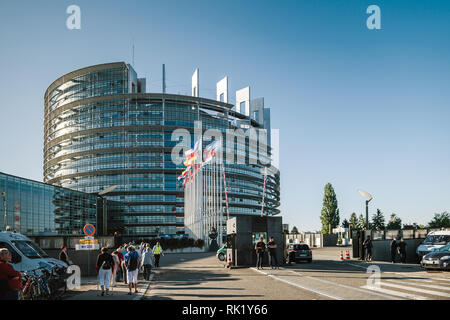 Straßburg, Frankreich - 12.September 2018: Horizontale Bild von Menschen, die in den frühen Morgenstunden des Europäischen Parlaments in Straßburg zu arbeiten Stockfoto