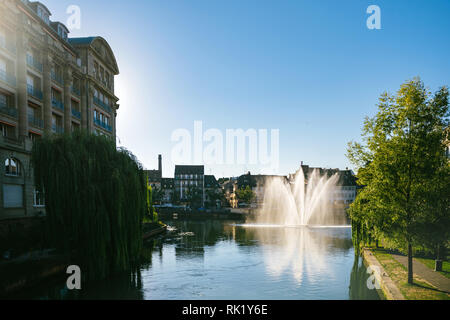 Straßburg, Frankreich - May 12, 2018: Blick auf den Springbrunnen am frühen Morgen auf dem Kanal des faux Remparts in Straßburg schönen natürlichen Sonnenlicht flare von der Wather Stockfoto