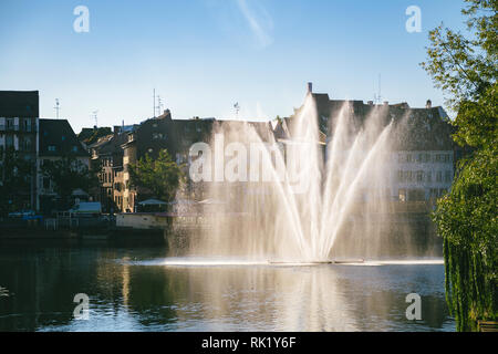 Straßburg, Frankreich - May 12, 2018: Blick auf den Springbrunnen am frühen Morgen auf dem Kanal des faux Remparts in Straßburg Stockfoto