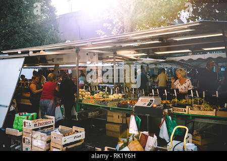 Straßburg, Frankreich - 12.September 2018: Leute einkaufen für frisches Obst und Gemüse Fleisch und Baguettes auf dem Marktstand auf Marche Place Broglie in Straßburg Stockfoto