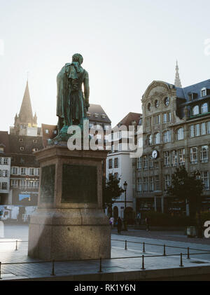 Straßburg, Frankreich - 12.September 2018: Schöne Allgemeine Kleber Statue mit Fußgängern zu Fuß int den leeren zentralen Platz in Straßburg Stockfoto