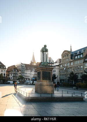 Straßburg, Frankreich - 12.September 2018: Allgemeine Kleber Statue mit Fußgängern zu Fuß int den leeren zentralen Platz in Straßburg Stockfoto
