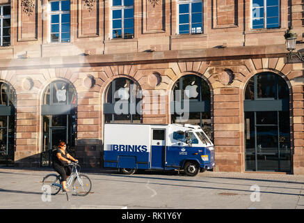 Straßburg, Frankreich - 12.September 2018: Brinks gepanzerten Sicherheit Lkw Bargeld Transport vom Apple Store in Frankreich Stockfoto