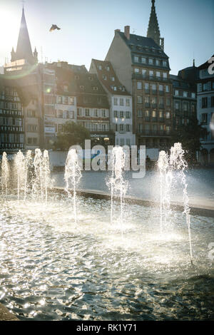 Straßburg, Frankreich - 12.September 2018: Das Stadtzentrum von Straßburg morgen Wasser Brunnen französische Architektur Hintergrund Stockfoto